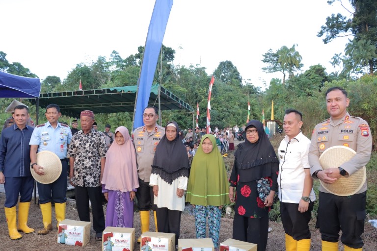 Foto : Kapolda Kepri dan Kapolres Lingga berfoto bersama (f-oni)