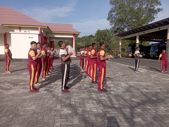 Foto : Anggota Samapta Polres Lingga senam Batako (f-humas)