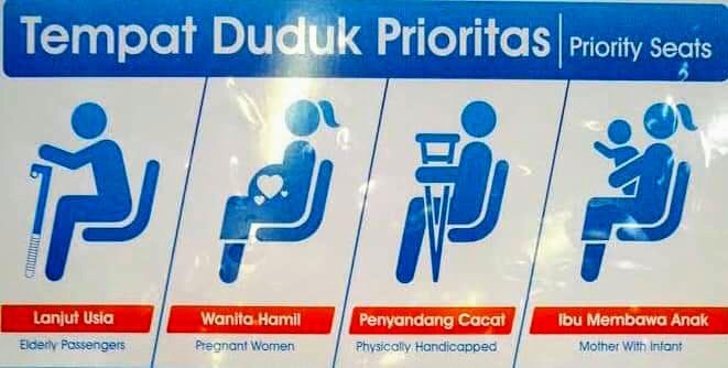 Penumpang yang diprioritas duduk saat naik Bus Trans Batam. (photo:dok/kb)