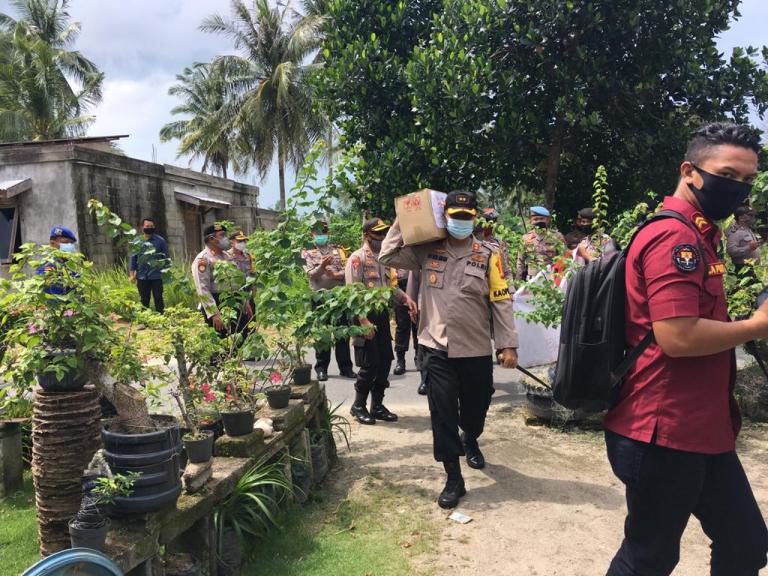 Foto: Kapolres Lingga saat memberikan bantuan (f-oni)