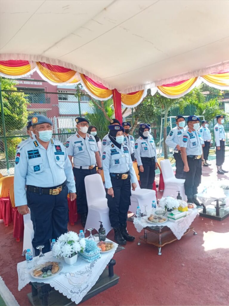 Kadiv Pemasyarakat Kanwil Hukum dan HAM Kepri Dwi Nastiti (tengah) didampingi Kalapas Kelas IIA Batam Dannie Firmansyah serta Kepala UPT Lapas/Bapas/Rutan se Kepri saat mengikuti acara pengukuhan di Lapas Kelas IIA Batam, Rabu (17/02/2021). (photo:probatam/iin)