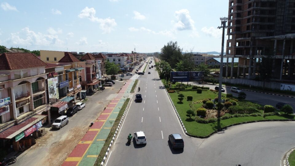 Pembangunan Jalan Bundaran Madani Menuju Ocarina Tingkatkan Konektivitas Aktivitas Perdagangan dan Pariwisata. (foto: hms)
