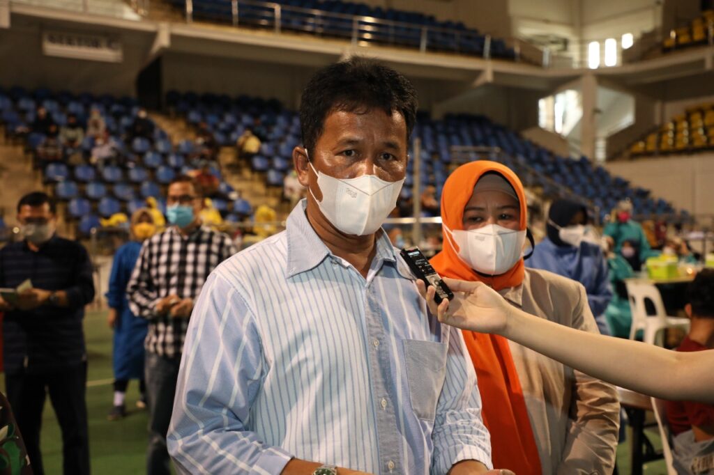 Kepala BP Batam Muhammad Rudi bersama Wakil Gubernur Kepri Marlin Agustina saat meninjau vaksinasi Covid-19. (hms)