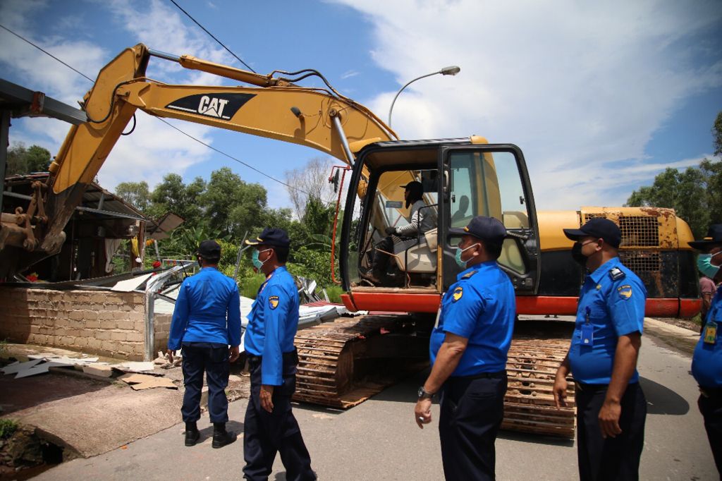 Buka Akses Jalan, Tim Terpadu Tertibkan ROW 30 M Jalan Industri Tanjung Uncang. (hms)