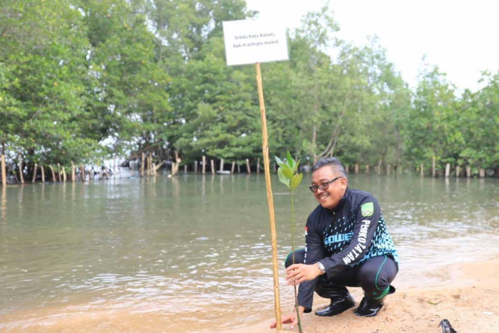 Peserta Astindo Joybike Tanam Mangrove di Destinasi Wisata. (hms)