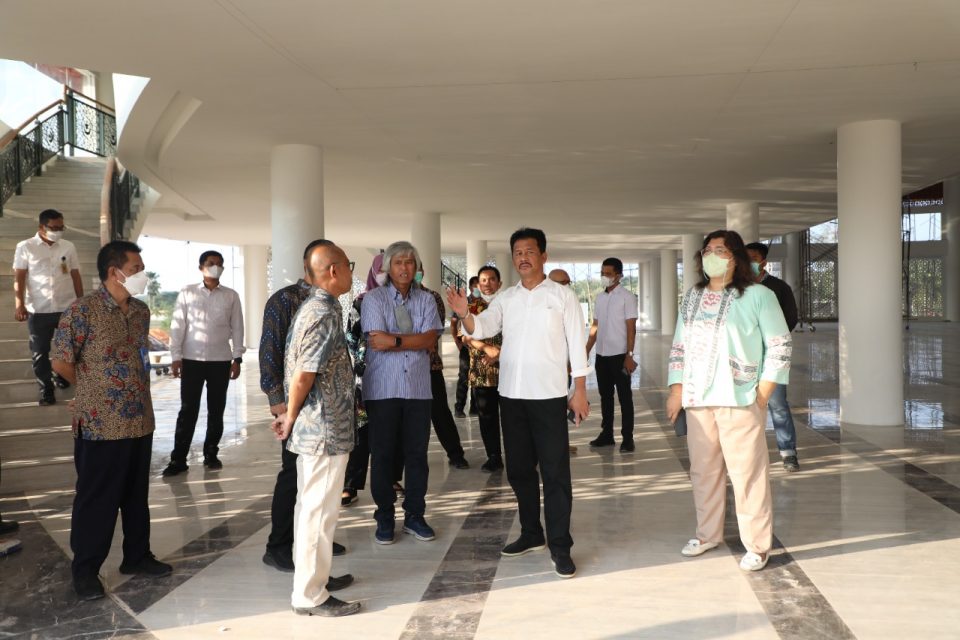 Kepala BP Batam, Muhammad Rudi, saat meninjau langsung progres pembangunan Masjid Tanjak, pada Rabu (6/4/2022) pagi. (hms)