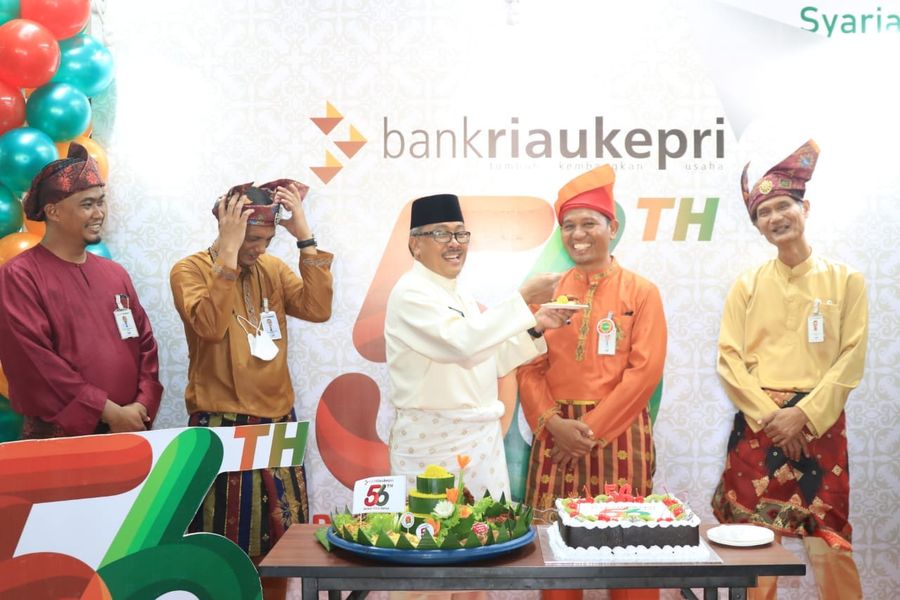 Sekretaris Daerah Kota Batam, H. Jefridin, M. Pd hadiri acara syukuran peringatan Hari Ulang Tahun (HUT) Bank Riau Kepri ke-56, Jumat (1/4/2022) di Kantor Bank Riau Kepri, Sei Panas. (hms)