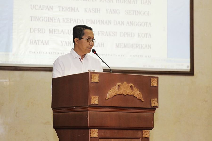 Wakil Wali Kota Batam, Amsakar Achmad, menghadiri rapat paripurna di DPRD Kota Batam, Kamis (7/4/2022). (hms)