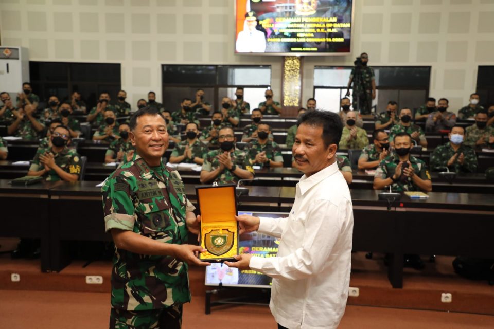 Kepala BP Batam Muhammad Rudi, memberikan ceramah pembekalan kepada Perwira Siswa Pendidikan Reguler (Pasis Dikreg) LXII Seskoad. (hms)