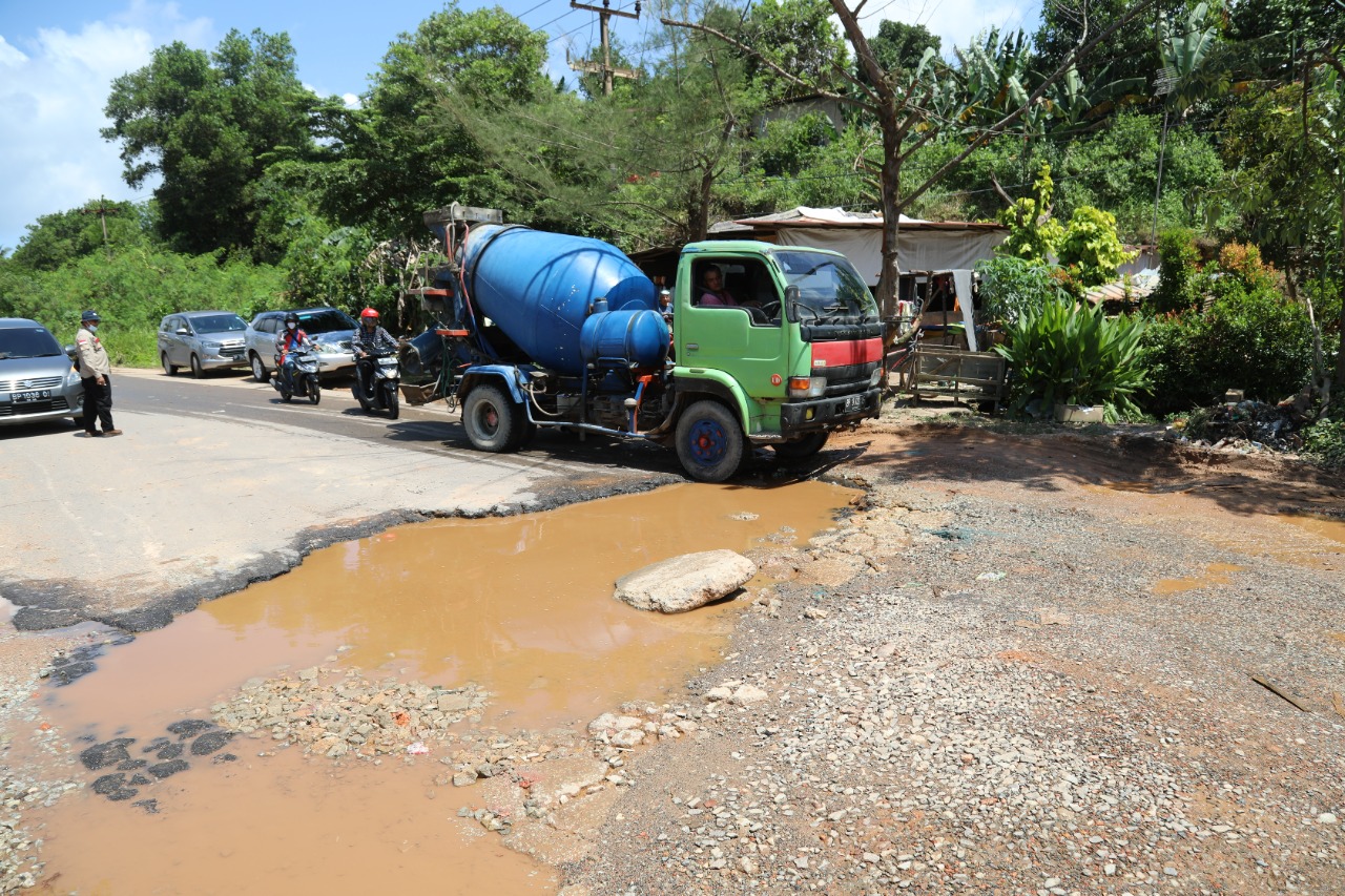 Kondisi jalan di jalan Hang Kesturi, Simpang Industri Taiwan – Simpang Batu Besar. (hms)
