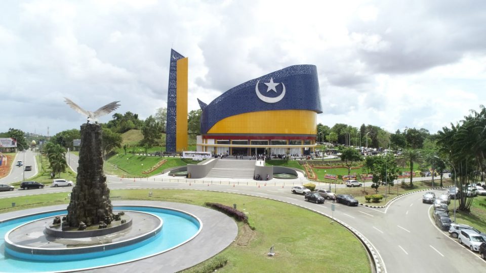 Pesona Masjid Tanwirun Naja atau dikenal dengan sebutan Majid Tanjak. (hms)