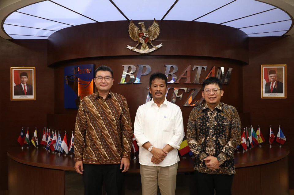 Kepala BP Batam, Muhammad Rudi, menerima kunjungan Konjen Singapura yang baru, Gavin Ang dan didampingi oleh Konjen Singapura yang sebelumnya, Mark Low, di Marketing Centre BP Batam, Rabu (10/8/2022). (hms)