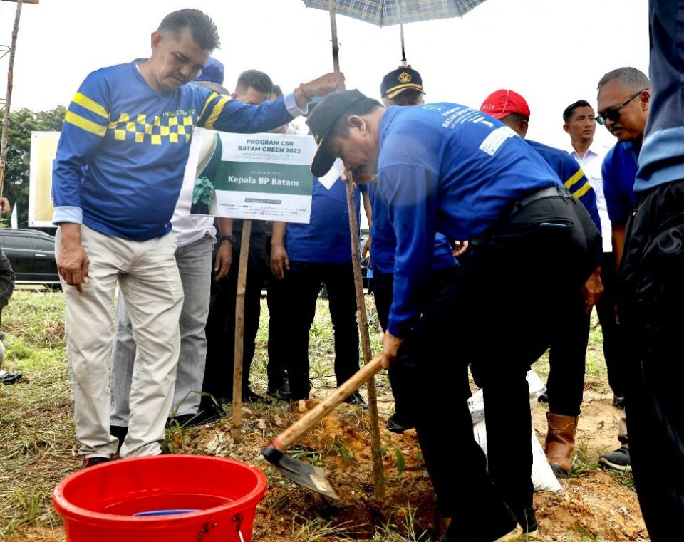 Kepala Badan Pengusahaan Batam (BP Batam), Muhammad Rudi memimpin jalannya program Batam Green 2022 yaitu penanaman Pohon Jati Emas tahap I. (hms)