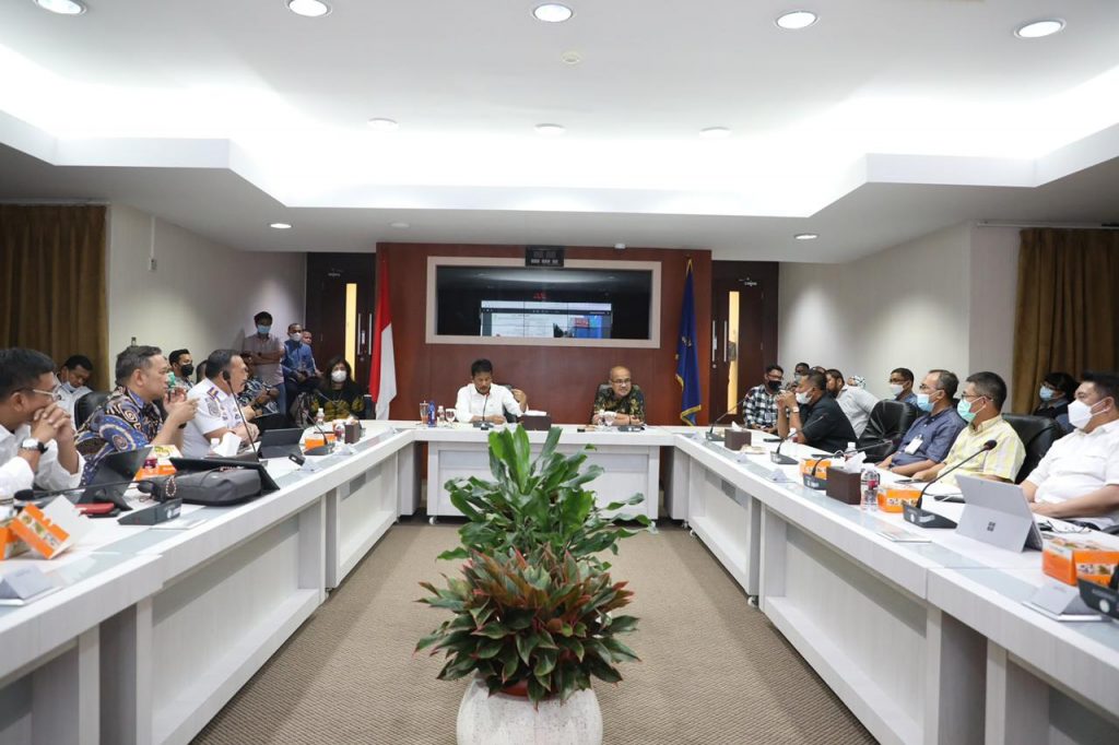 Kepala Badan Pengusahaan Batam, Muhammad Rudi, memimpin pertemuan bersama para pengusaha kapal tongkang pada Rabu (24/8/2022) di Marketing Centre BP Batam. (hms)