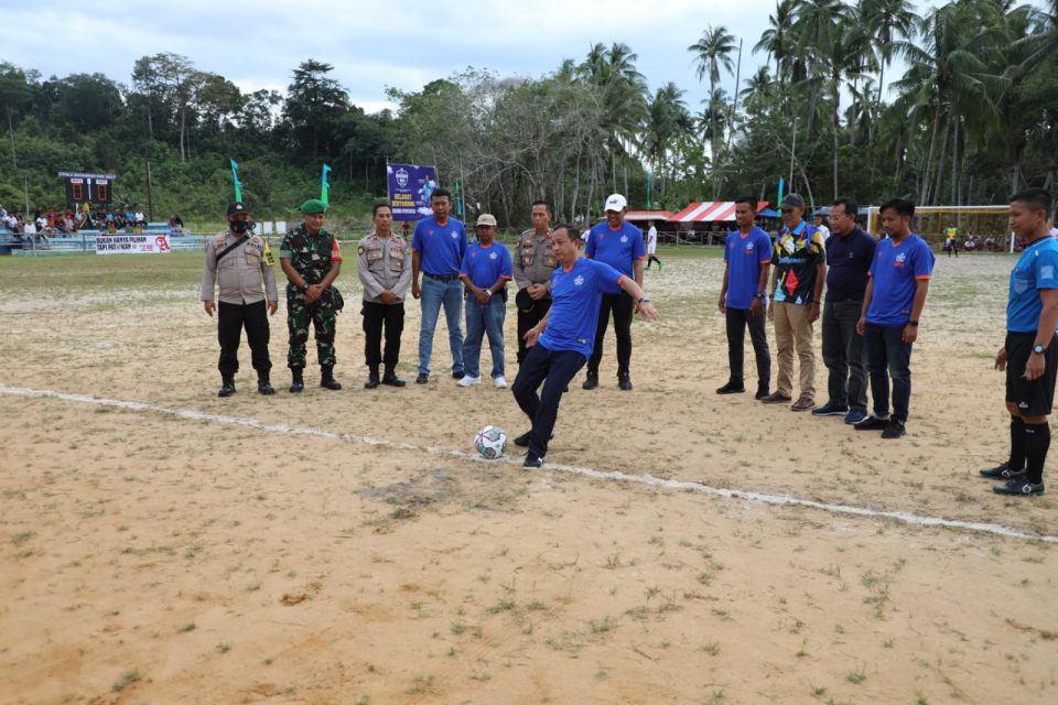 Turnamen Sepak Bola Piala Muhammad Rudi Desa Kote 2022 resmi dibuka di Lapangan Desa Kote, Kecamatan Singkep Pesisir, Kabupaten Lingga, Sabtu (3/9/2022) sore. (hms)