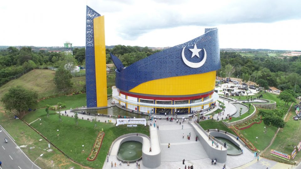 Masjid Tanwirun Naja atau dikenal dengan Masjid Tanjak di kawasan Bandara Hang Nadim. (hms)