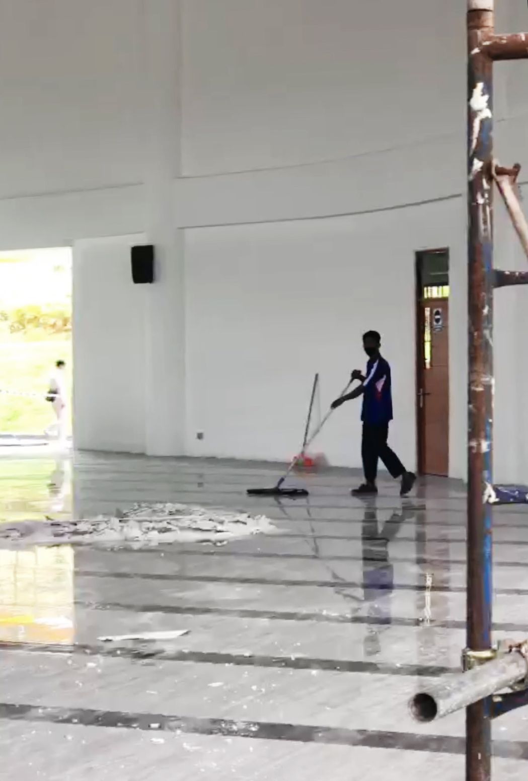 Reruntuhan plafon Masjid Tanjak Batam. (hms)