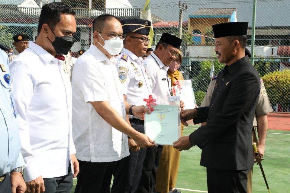 Anggota Bidang Pengelolaan Kawasan dan Investasi BP Batam, Sudirman Saad, menerima menerima empat sertifikat BMN. (hms)