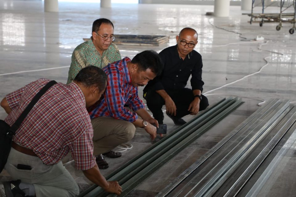 Kepala BP Batam Muhammad Rudi meninjau pengerjaan renovasi Plafon Masjid Tanjak di kawasan Bandara Hang Nadim, Rabu, (28/9/2022). (hms)