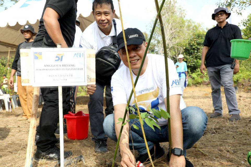 Hari Bakti Badan Pengusahaan (BP) ke-51 tahun, BP Batam menggelar aksi gerakan peduli lingkungan dengan penanaman 151 pohon di Daerah Tangkapan Air (DTA) Duriangkang, Sabtu (22/10/22). (hms)