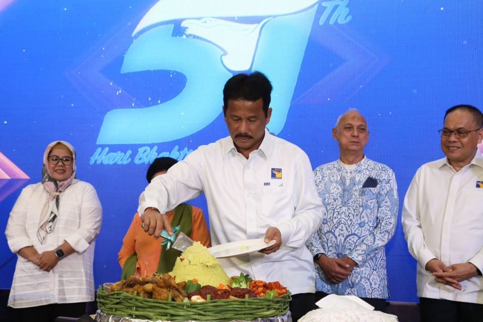 Pemotongan tumpeng dan kue ulang tahun oleh Kepala BP Batam Muhammad Rudi. (hms)