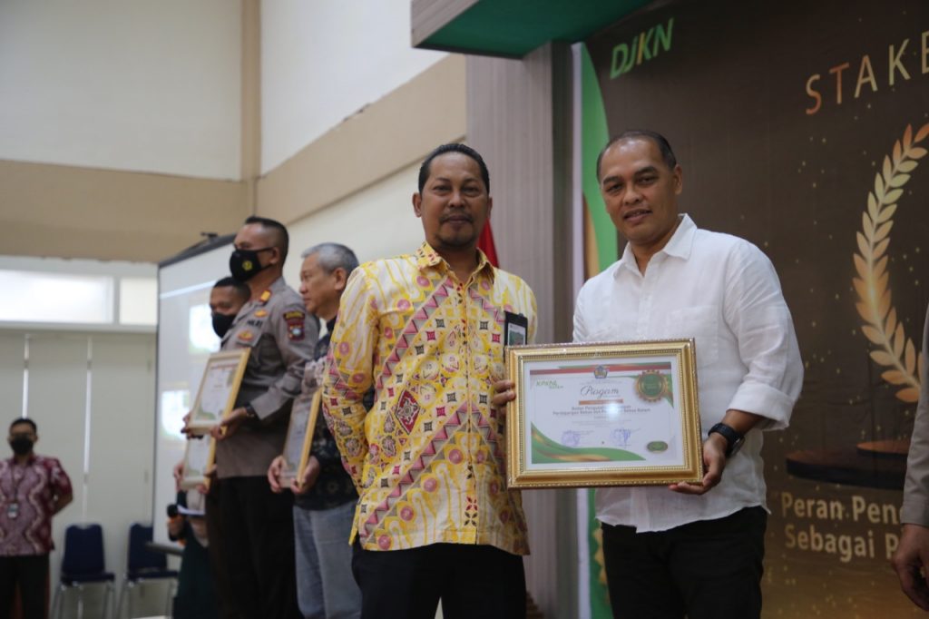 BP Batam Terima 4 Penghargaan Stakeholders Award KPKNL 2022 (foto : hms)