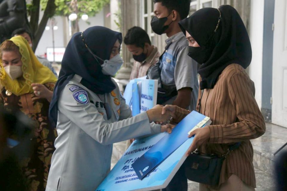 Direktur Operasional Jasa Raharja Dewi Aryani Suzana serahkan santunan korban kecelakaan bus di Magetan. (hms)