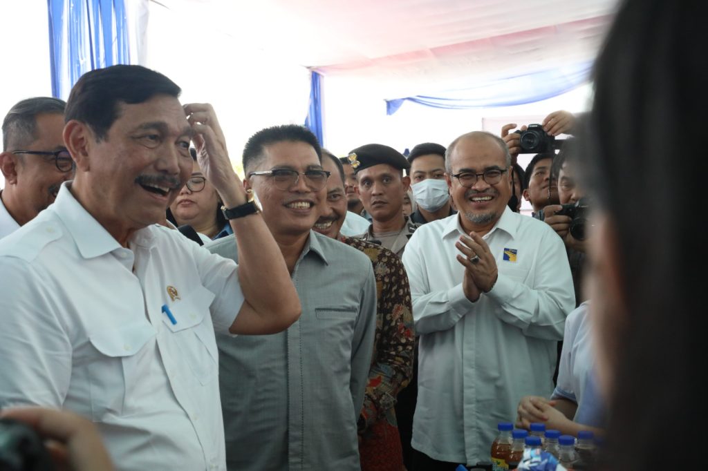 Wakil Kepala BP Batam Purwiyanto (kiri foto menggunakan baju putih) mendampingi Menko Marves Luhut Binsar Pandjaitan (kanan foto) saat kunjungan ke area pabrik PT Free The Sea usai peresmian. (hms)