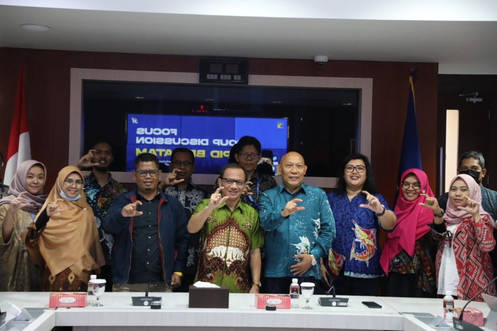 Anggota Bidang Administrasi dan Keuangan BP Batam (Memakai Batik Biru) bersama Komisioner Komisi Informasi Pusat (KIP) Gede Narayana (mengenakan Batik Hijau) dalam FDG PPID BP Batam (foto : hms)