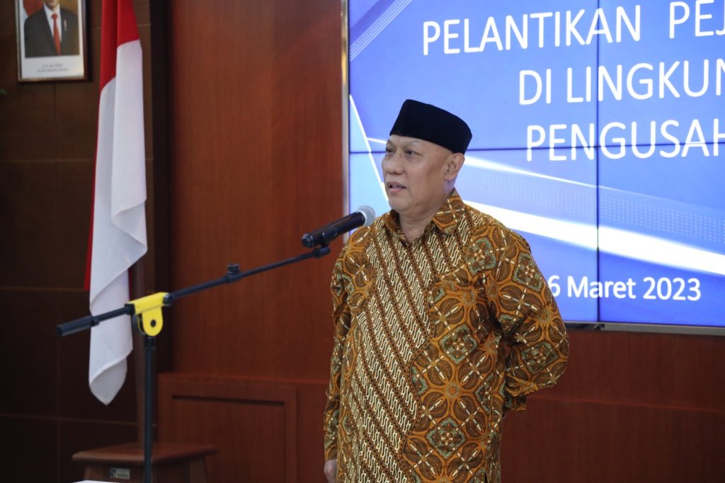 Anggota Bidang Administrasi dan Keuangan Wahjoe Triwidijo Koentjoro (batik coklat) memberikan ucapan selamat kepada Ponco Subekti Direktur Infrastruktur Kawasan usai dilantik (foto : hms)