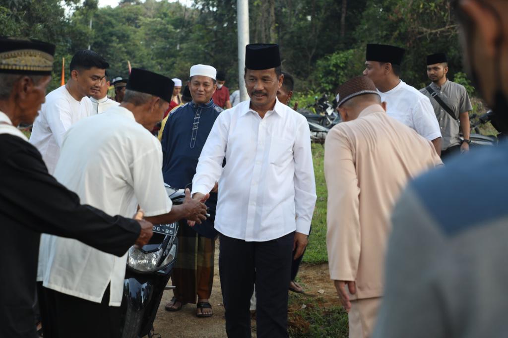 Muhammad Rudi Serahkan Bantuan Sosial Pembangunan Masjid di Kecamatan Bulang, Pengembangan Hinterland Jadi Perhatian Serius (foto : hms)