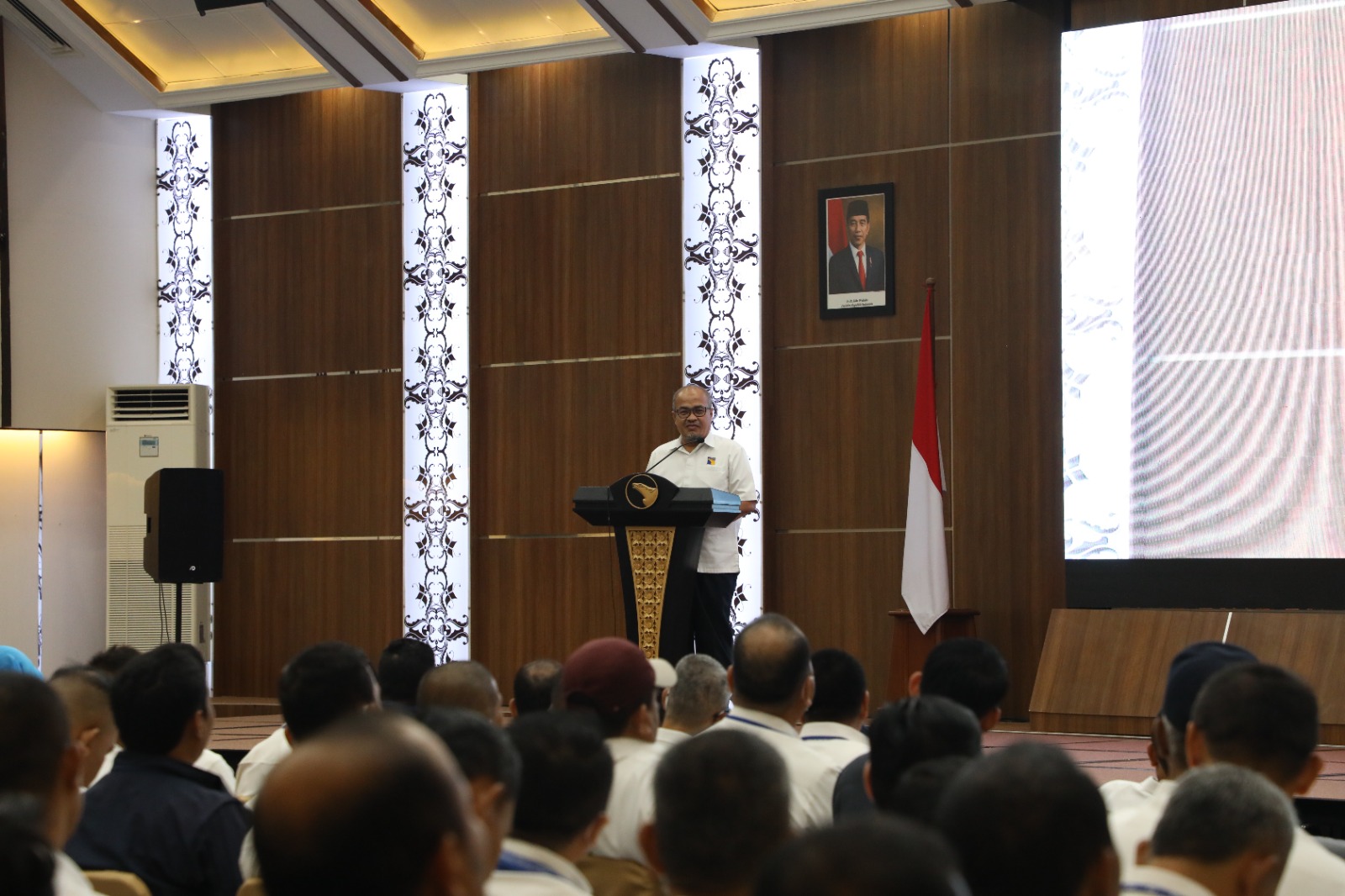 Sebanyak 300 pegawai BP Batam dan 20 anggota Persatuan Istri Karyawan BP Batam (PIKORI BP Batam) mengikuti Diklat ESQ Character Building, di Ruang Balairungsari, (4/4/23). (hms)