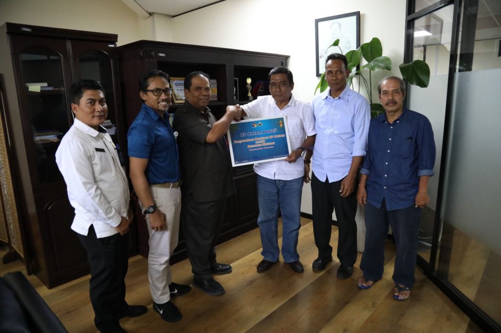 Aksi Peduli, BP Batam Serahkan Bantuan Rp 62 Juta Untuk Korban Longsor Serasan Natuna (foto : hms)