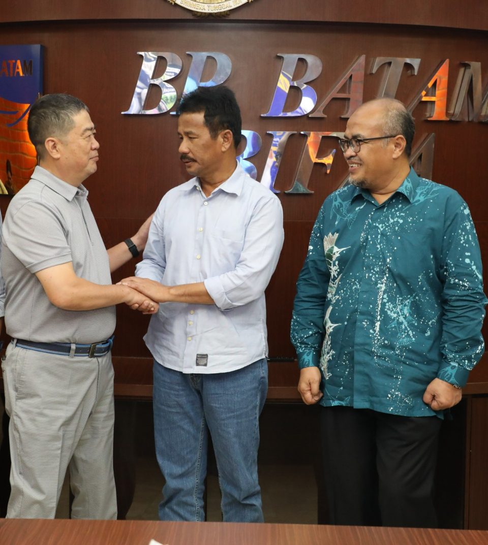 Kepala BP Batam Muhammad Rudi berjabat tangan dengan CEO Xinyi Glass Holdings Limited, Tung Ching Sai (Foto : hms)