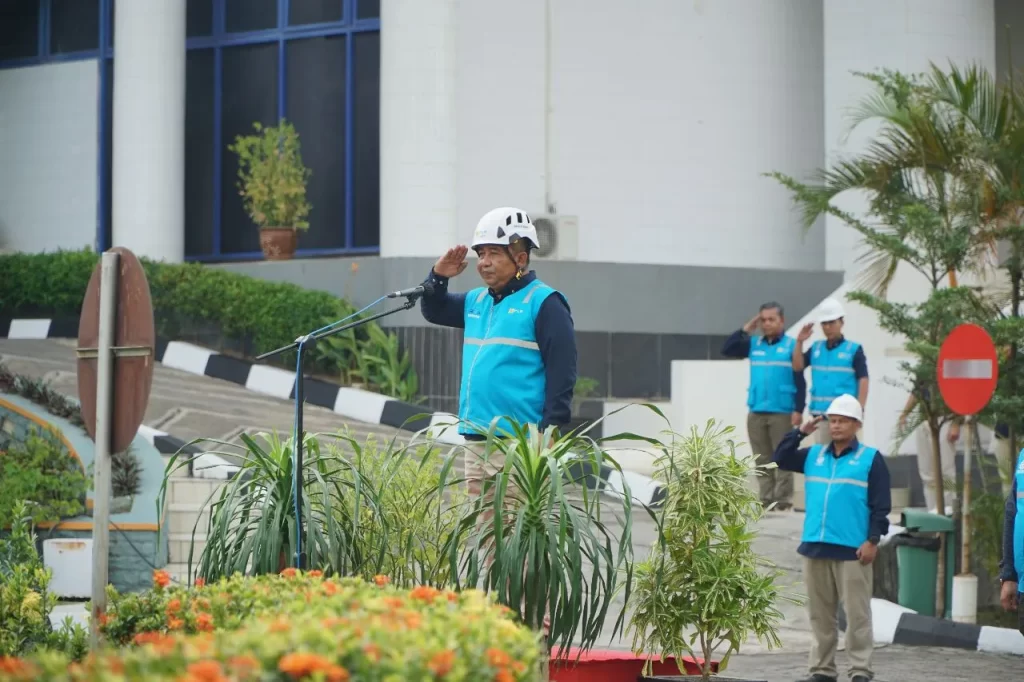 Direktur Utama PT PLN Batam, Muhammad Irwansyah Putra saat apel siaga di halaman Kantor Pusat PT PLN Batam, Jumat (24/3/2023). (F: plnbatam)