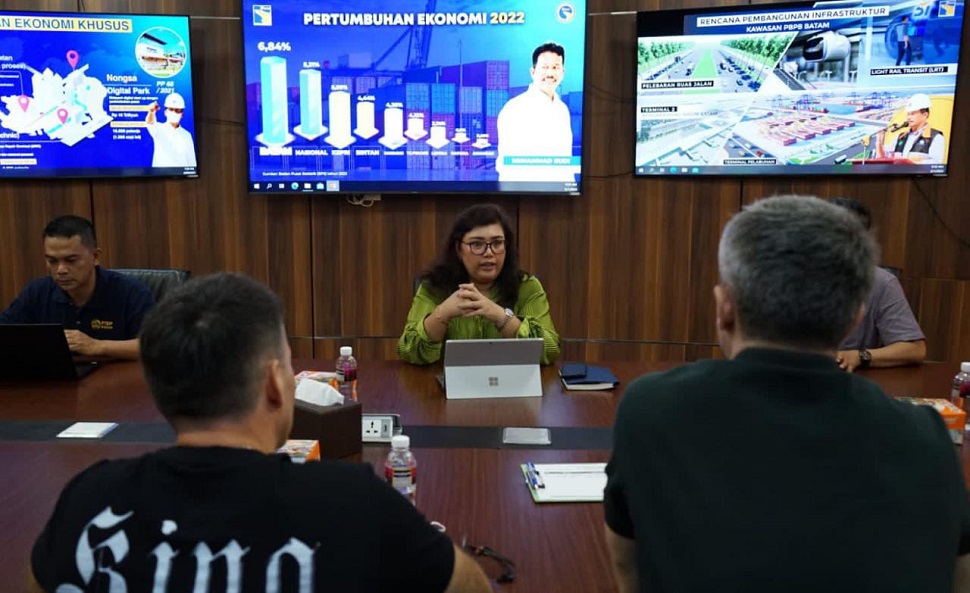Kepala Biro Humas Promosi dan Protokol BP Batam Ariastuty Sirait menerima kunjungan investor asal Belarusia di Marketing Center, Batam Center, Senin, (1/5/2023). (hms)