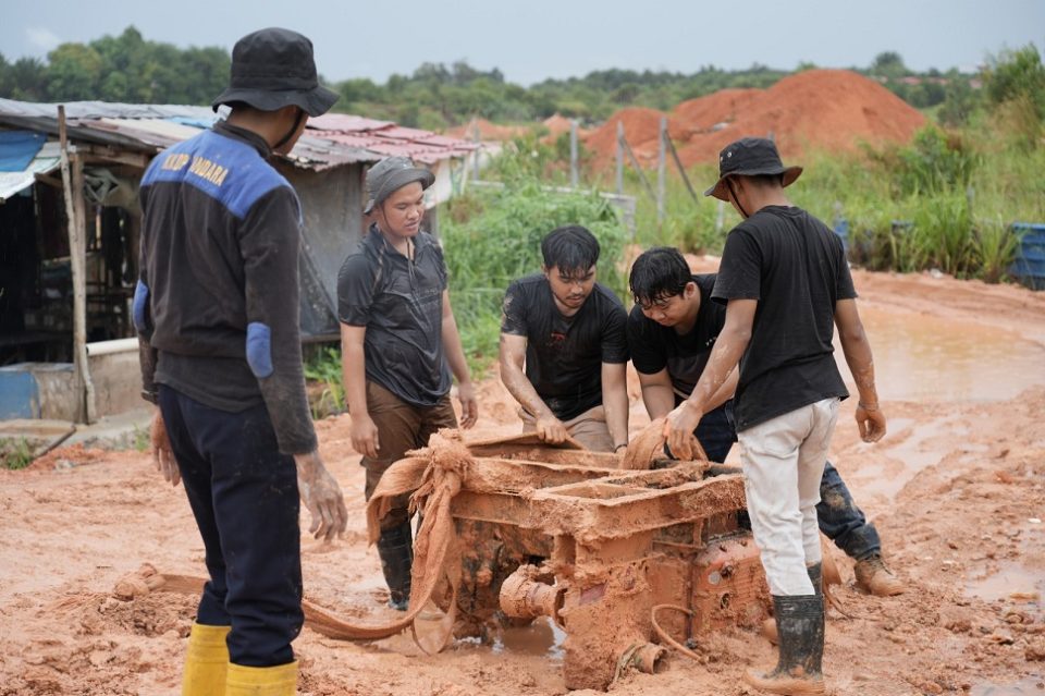 Penertiban tersebut dilakukan di tiga titik lokasi berbeda dan berhasil mengeluarkan mesin-mesin pencuci pasir, membongkar tangkah dan mengamankan sejumlah pipa penyedot pasir.(Foto : hms)