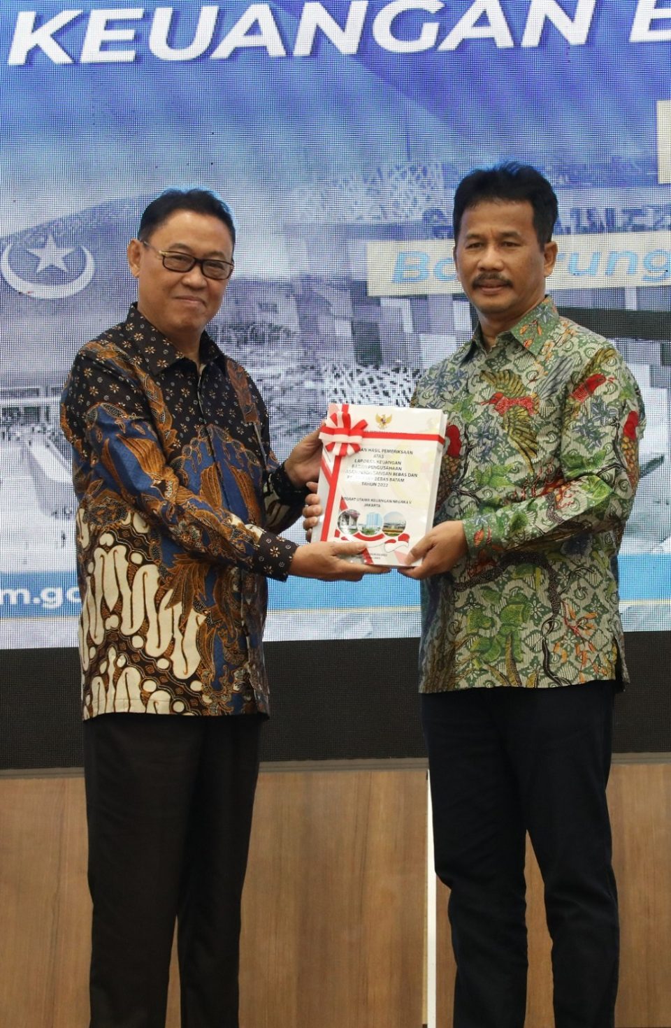 Penghargaan diserahkan oleh Anggota V BPK RI, Ahmadi Noor Supit kepada Kepala BP Batam, Muhammad Rudi di Balairungsari BP Batam (Foto : hms)