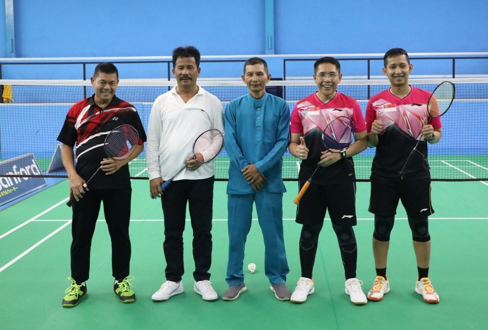 Kepala BP Batam, Muhammad Rudi bersama dengan Menteri Singapura Dr. Maliki Osman, menghabiskan waktu bersama bermain olahraga Badminton (Foto : hms)