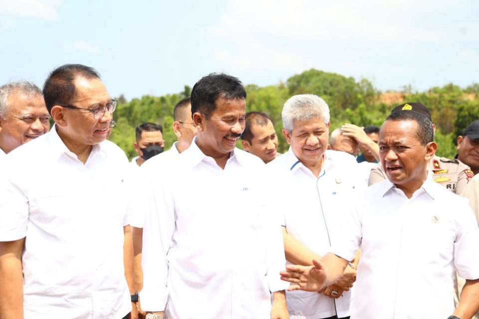 Kepala BP Batam, Muhammad Rudi mendampingi Bahlil Lahadalia dalam rapat koordinasi pembahasan rencana investasi Rempang (Foto : hms)