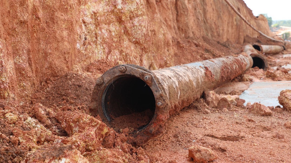 Pipa berukuran 300 mm di depan Perumahan Symphony Land Nongsa putus. (hms