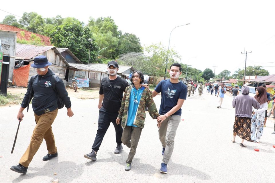 Aparat kepolisian berhasil menangkap oknum provokator yang kedapatan membawa senjata tajam. (hms)