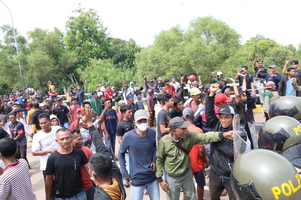 Masyarakat yang tengah melakukan pemblokiran jalan. (hms)