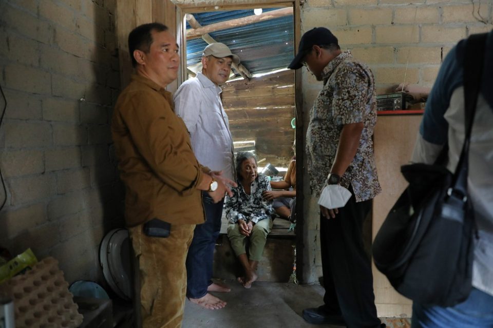 Anggota Bidang Pengelolaan Kawasan dan Investasi BP Batam, Sudirman Saad, saat mengunjungi salah satu warga yang bermukim di Desa Pasir Panjang (foto : hms)