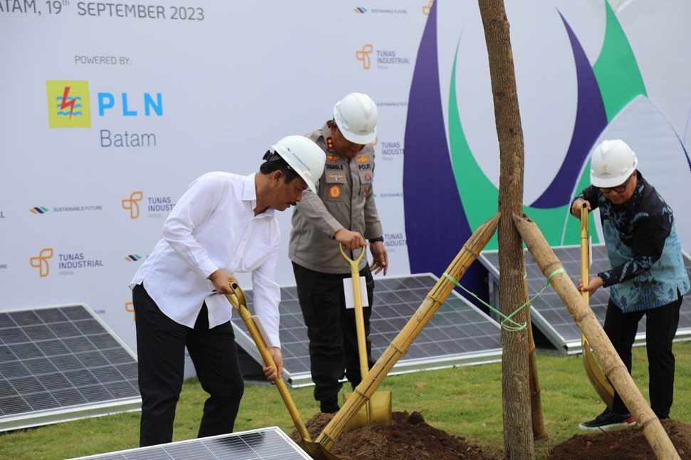 Kepala BP Batam, Muhammad Rudi melakukan groundbreaking pembangunan Kawasan Industri Tunas Prima, Selasa (19/9/2023). (hms)