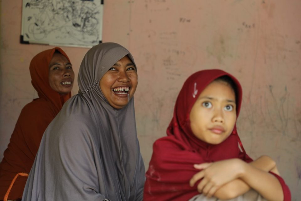 Potret warga Desa Sembulang Tanjung saat pergeseran terhadap dua Kepala Keluarga (foto : hms)