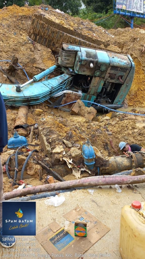 Pipa tersebut patah akibat tertimpa alat berat saat terjadinya hujan (Foto : hms)