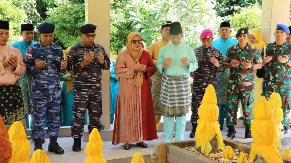 Ziarah ke makam zuriah Nong Isa (foto : hms)