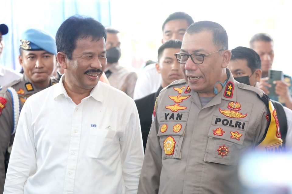 Muhammad Rudi dalam peletakan batu pertama, pembangunan rumah contoh warga Rempang (Foto : hms)