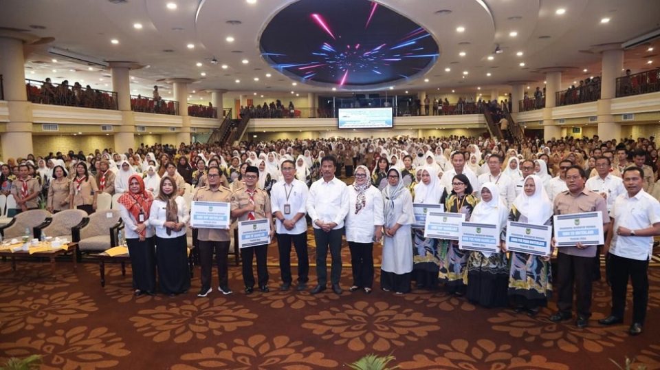 Muhammad Rudi saat mencairkan insentif Bagi Guru Swasta, generasi muda Kota Batam yang berkualitas (foto : hms)